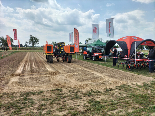 Auch Roboterfahrzeuge f�r die Kulturpflege waren auf den �ko-Feldtagen 2025 stark vertreten.