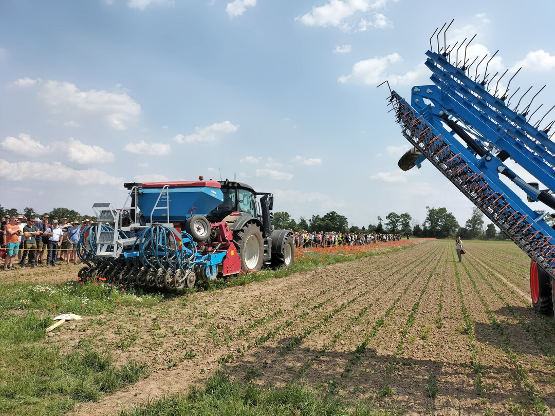 Bei den Maschinenvorf�hrungen sahen die Zuschauer unter anderem Striegel, Hackger�te f�r zwischen den Reihen und auch in den Reihen sowie M�hwerke in Aktion.