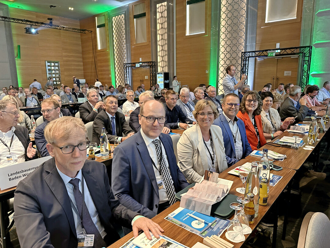 Delegierte aus Baden-Württemberg beim Deutschen Bauerntag in Berlin 2025. (V. l.) Hauptgeschäftsführer Marco Eberle mit dem Vizepräsidium Hans-Benno Wichert, Roswitha Geyer-Fässler und Jürgen Maurer sowie Juliane Vees und die Präsidentin der Landfrauen Württemberg-Hohenzollern, Christa Fuchs.