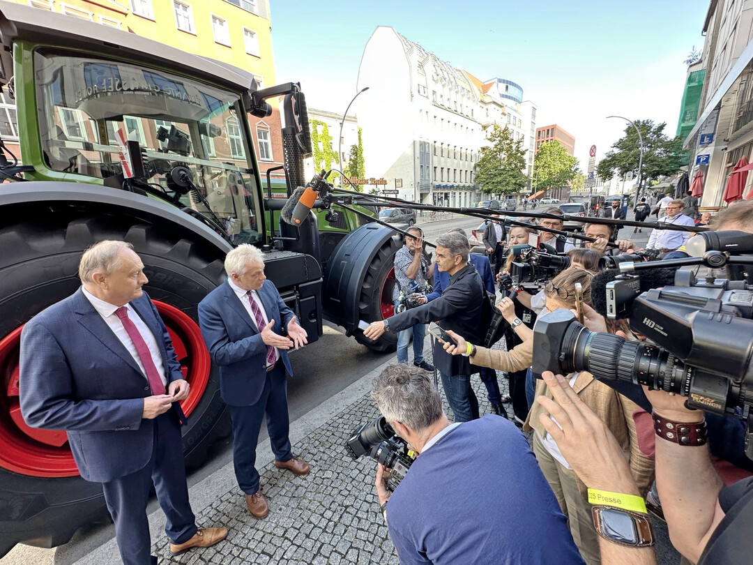 Der Präsident im Deutschen Bauerverband, Joachim Rukwied (l.) trifft auf dem Deutschen Bauerntag in Berlin Bundeslandwirtschaftsminister Alois Rainer, MdB (r.).