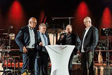 Ein Pionierbetrieb feiert Jubil�um (v.l.): Moderator Eberhard Breuninger interviewt Reinhold Markert, Vorstandsvorsitzender, Friedemann Vogt, Gesch�ftsf�hrer und Siegfried Meyer, Demeter-Vorstand und stellvertretender Vorstandsvorsitzender. F�r flotte Rhythmen sorgten die Cubaboarischen tradicional.