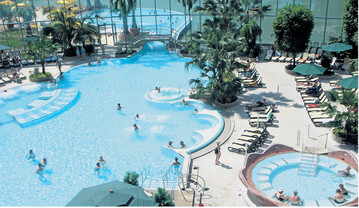 Die Heilkraft des Wassers, und die kräftigende Wirkung von kalt und warmem Temperaturreiz, hat Pfarrer Sebastian Kneipp in Bad Wörishofen erprobt. Eine Kneipp-Kur lässt sich zum Beispiel in Bad Wörishofen, Bad Waldsee, Bad Grönenbach oder Überlingen erleben. Aber auch Abschalten und Entspannen gehören zu einem harmonischen Lebensrhythmus, wie hier unter Palmen bei Südseefeeling in der Therme Bad Wörishofen.