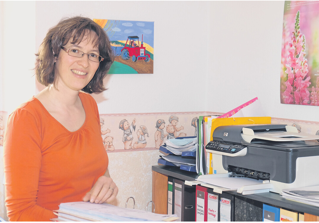 Das Betriebsb�ro der Familie Keppler hat seinen Platz im alten Kinderzimmer gefunden. Claudia Keppler ist froh, nun Schreibtisch, Computer und alle Unterlagen an einem Platz zu haben. An der Ablagesystematik arbeitet sie noch.