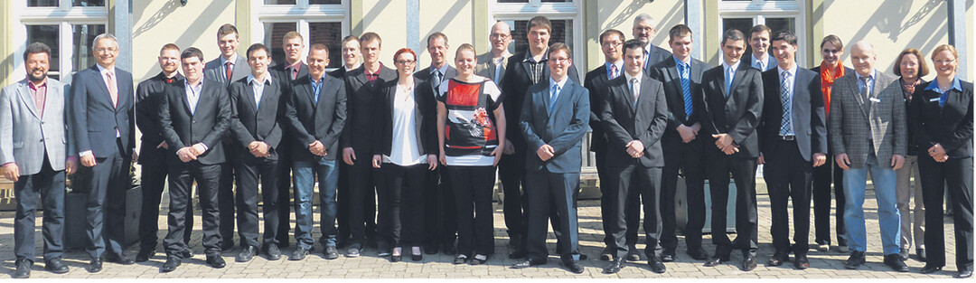 Die Bruchsaler Absolventen mit Landrat Christoph Schnaudigel (2. v. l.) und den Lehrern der Fachschule f�r Landwirtschaft.