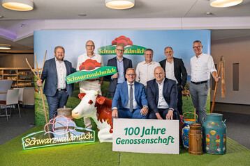 Sind stolz auf 100 Jahre Genossenschaft 
<b>(hintere Reihe v.l.)</b>
: Markus Kaiser, Vorstandsvorsitzender der Milcherzeugervereinigung Schwarzwaldmilch eG und Aufsichtsratsvorsitzender der Schwarzwaldmilch GmbH, Heinz Kaiser, Gesch�ftsleiter Landwirtschaft/Produktion/Logistik, Bj�rn Beckmann, Gesch�ftsleiter Finanzen/Verwaltung, Martin Linser, Vizepr�sident des Badischen Landwirtschaftlichen Hauptverbands, Andreas Schneider, Gesch�ftsf�hrer der Schwarzwaldmilch GmbH, Jens M�ller, Gesch�ftsleiter Vertrieb. 
<b>Vordere Reihe v.l.: </b>
Franz-Josef Holzenkamp, Pr�sident des Deutschen Raiffeisenverbands, Dr. Ulrich Theileis, Pr�sident des Baden-W�rttembergischen Genossenschaftsverbands.