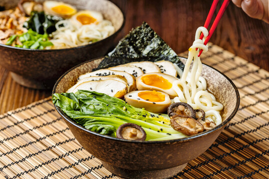 Ramen ist eine traditionelle japanische Nudelsuppe.