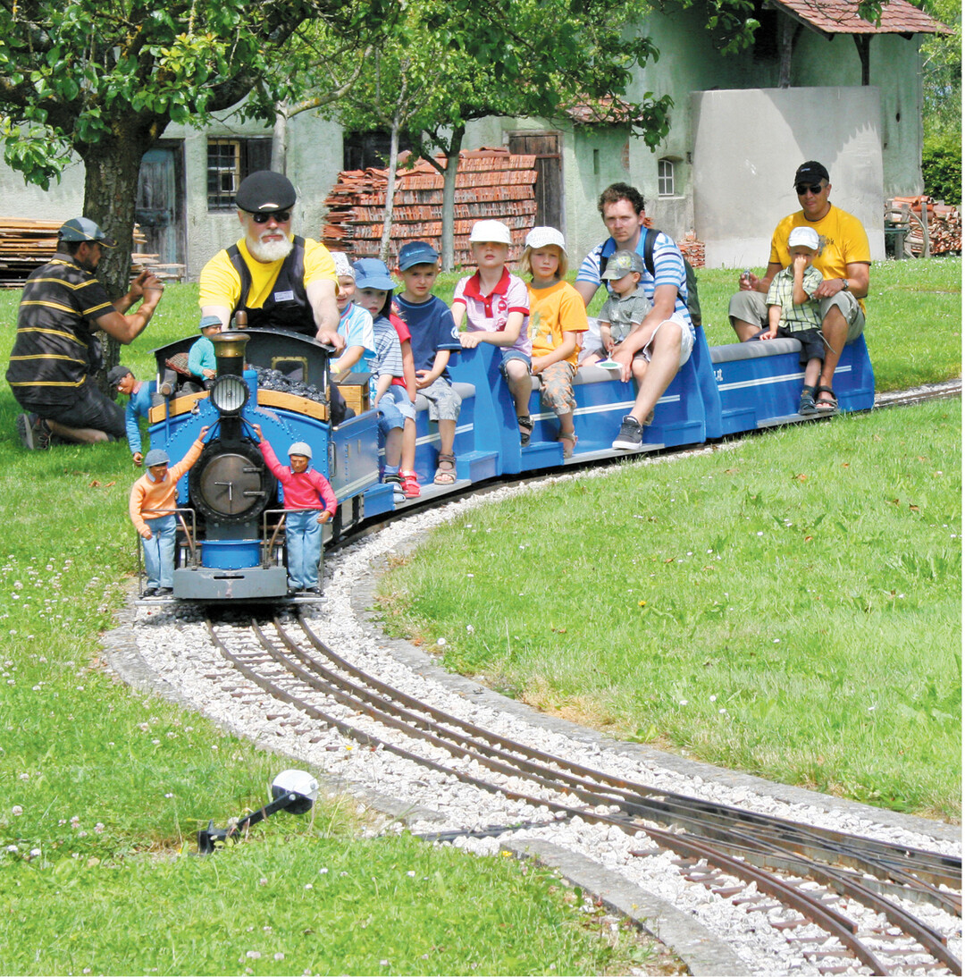 Das Oberschw�bische Museumsdorf K�rnbach l�dt am Sonntag, 14. April, zum Fr�hlingsmarkt mit Saatgut, Pfl�nzle und alten Sorten ein. Papas und Nachwuchs k�nnen die Fahrt mit der Minidampfbahn genie�en. Ab 12. Mai startet f�r Technikfans die Ausstellung Dieselross und Pferdest�rken" �ber die Motorisierung der oberschw�bischen Landwirtschaft. Infos zum Jahresprogramm: www.museumsdorf-kuernbach.de