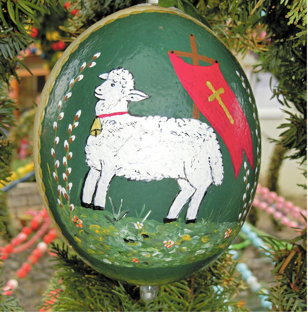 Ostersymbole auf einem Strau�enei. Der Schmuck stammt vom Osterbrunnen im fr�nkischen Bieberbach, der es mit seinen mehr als 10.000 von Hand bemalten Eiern im Jahr 2000 sogar ins Guinessbuch der Rekorde geschafft hat. Dieses Jahr darf er, wie viele andere Osterbrunnen, nicht aufgebaut werden.