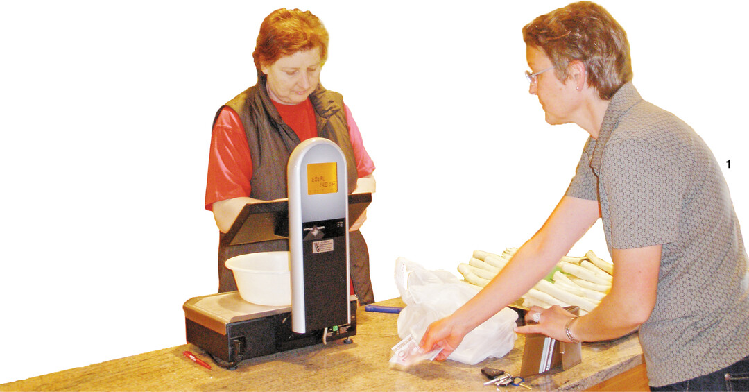 Der Smalltalk an der Theke: Das war ohne Maske vor Corona leichter. Doch auch hinter der Maske lassen sich freundliche Worte und Blicke austauschen.