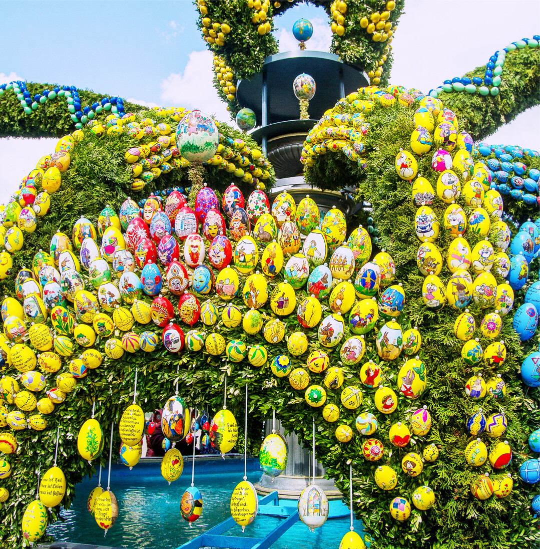 Oster-Prunkst�ck In Schechingen im Ostalbkreis steht der gr��te Osterbrunnen Deutschlands. Rund 12.800 echte H�hner-, G�nse- und Strau�eneier, die in m�hevoller Arbeit �ber das ganze Jahr von den B�rgerinnen und B�rgern handbemalt werden, zieren ihn. Damit der Brunnen heuer sein 20. Jubil�um feiern kann, ist der Einsatz von zahlreichen ehrenamtlichen Helfern in der 2200-Seelen-Gemeinde n�tig. Allein 75 Frauen und M�nner und 1500 Stunden sind n�tig, um den Brunnen zu dekorieren. Noch bis Sonntag, 24. April 2022, kann der Brunnen auf dem Schechinger Marktplatz besichtigt werden. An den Sonn- und Feiertagen und unter der Woche nachmittags gibt es sogar Bewirtung. rue