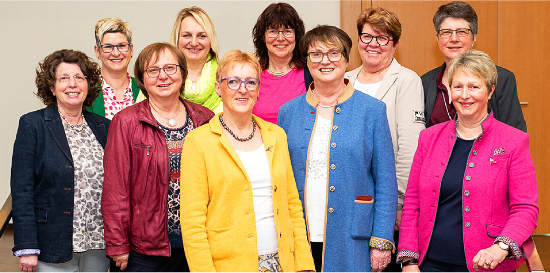 Das neue Pr�sidium des Landfrauenverbandes W�rttemberg-Baden, von links, vorne:� Doris Hoinkis, Ilse Stutz, Pr�sidentin Marie-Luise Linckh, Lieselotte Zeller, Renate Wolf. Hinten: Rotraud Mack, Tanja Maurer,� Ulrike Wanielik, Petra Lippkau und Christine B�hmerle.� Auf dem Bild fehlt Petra Nastainczyk.