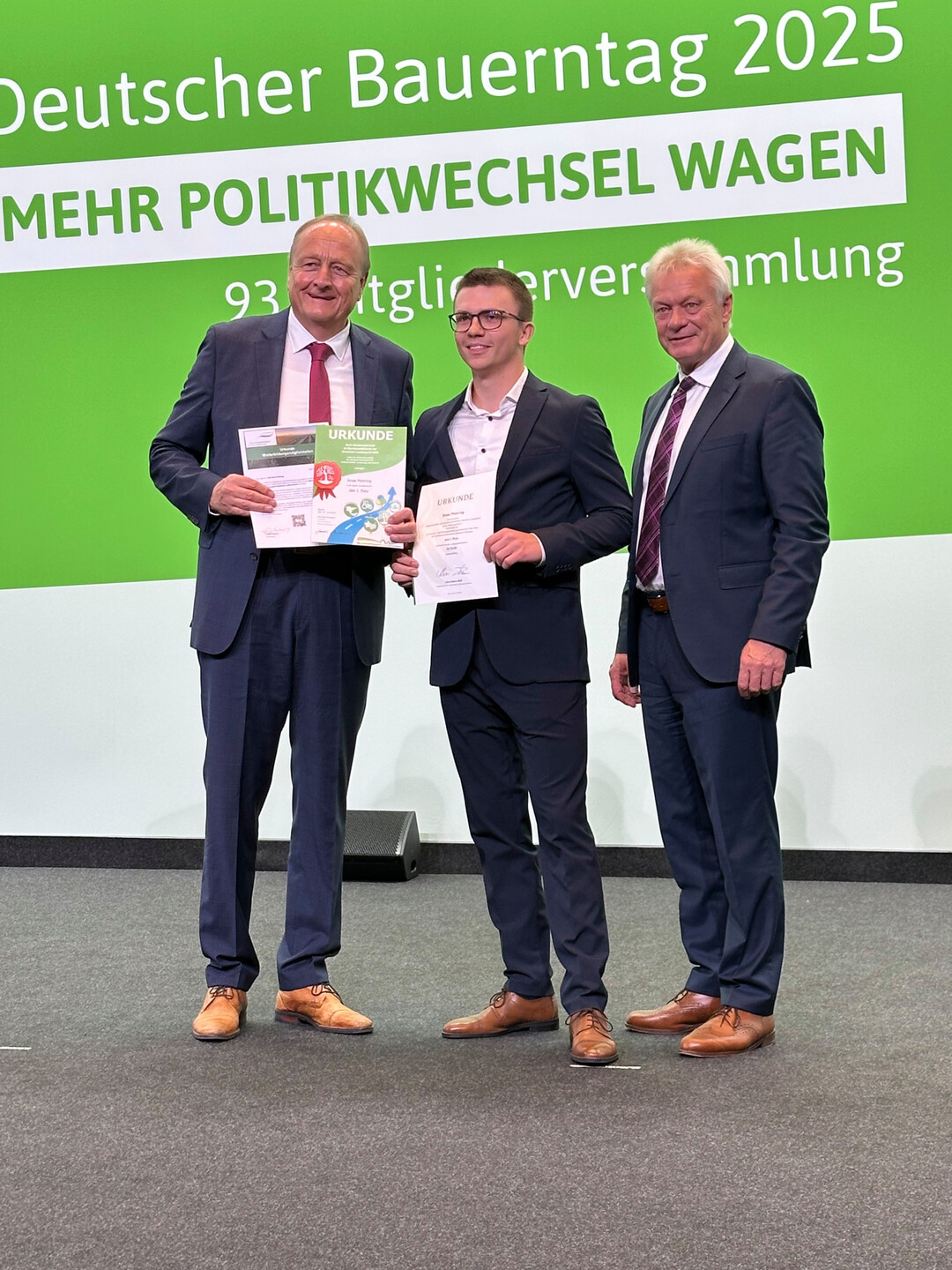  Jonas Pelstring (Mitte) hat f�r Baden-W�rttemberg die Sparte Forstwirtschaft gewonnen. DBV-Pr�sident Joachim Rukwied (l.) und Bundeslandwirtschaftsminister Alois Rainer (r.) gratulieren.