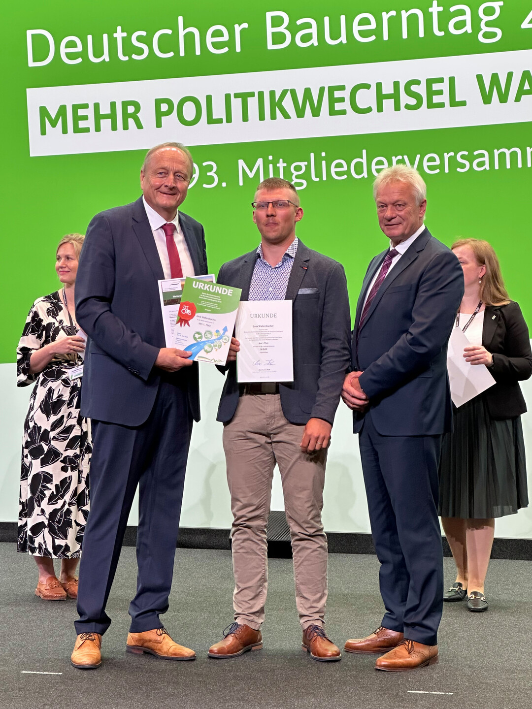 Jona Waltersbacher (Mitte) hat f�r Baden-W�rttemberg die Sparte Landwirtschaft II gewonnen. DBV-Pr�sident Joachim Rukwied (l.) und Bundeslandwirtschaftsminister Alois Rainer (r.) gratulieren.