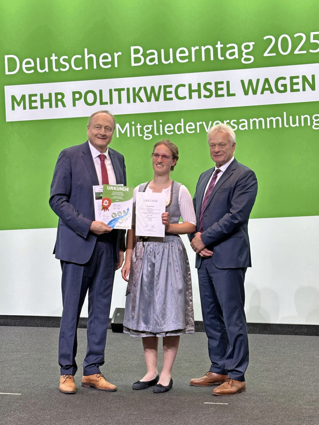 Sophia Ziesel (Mitte) kommt aus Baden-W�rttemberg und hat f�r Bayern die Sparte Hauswirtschaft gewonnen. DBV-Pr�sident Joachim Rukwied (l.) und Bundeslandwirtschaftsminister Alois Rainer (r.) gratulieren.