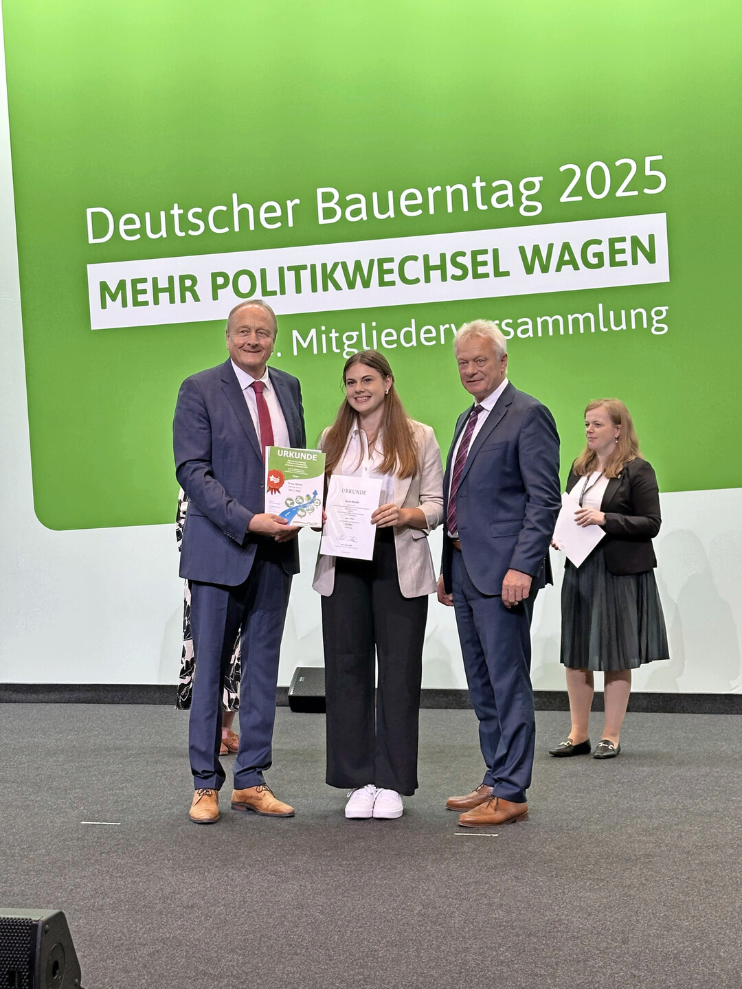 Teresa M�nnle (Mitte) hat f�r Baden-W�rttemberg den zweiten Platz in der Sparte Weinbau I belegt. DBV-Pr�sident Joachim Rukwied (l.) und Bundeslandwirtschaftsminister Alois Rainer (r.) gratulieren.