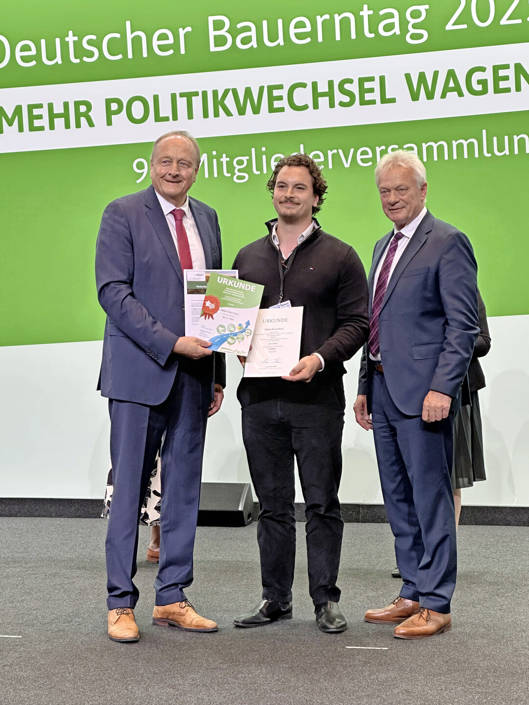 Fabian Karim Reiss (Mitte) hat f�r Baden-W�rttemberg den zweiten Platz in der Sparte Weinbau II belegt. DBV-Pr�sident Joachim Rukwied (l.) und Bundeslandwirtschaftsminister Alois Rainer (r.) gratulieren.