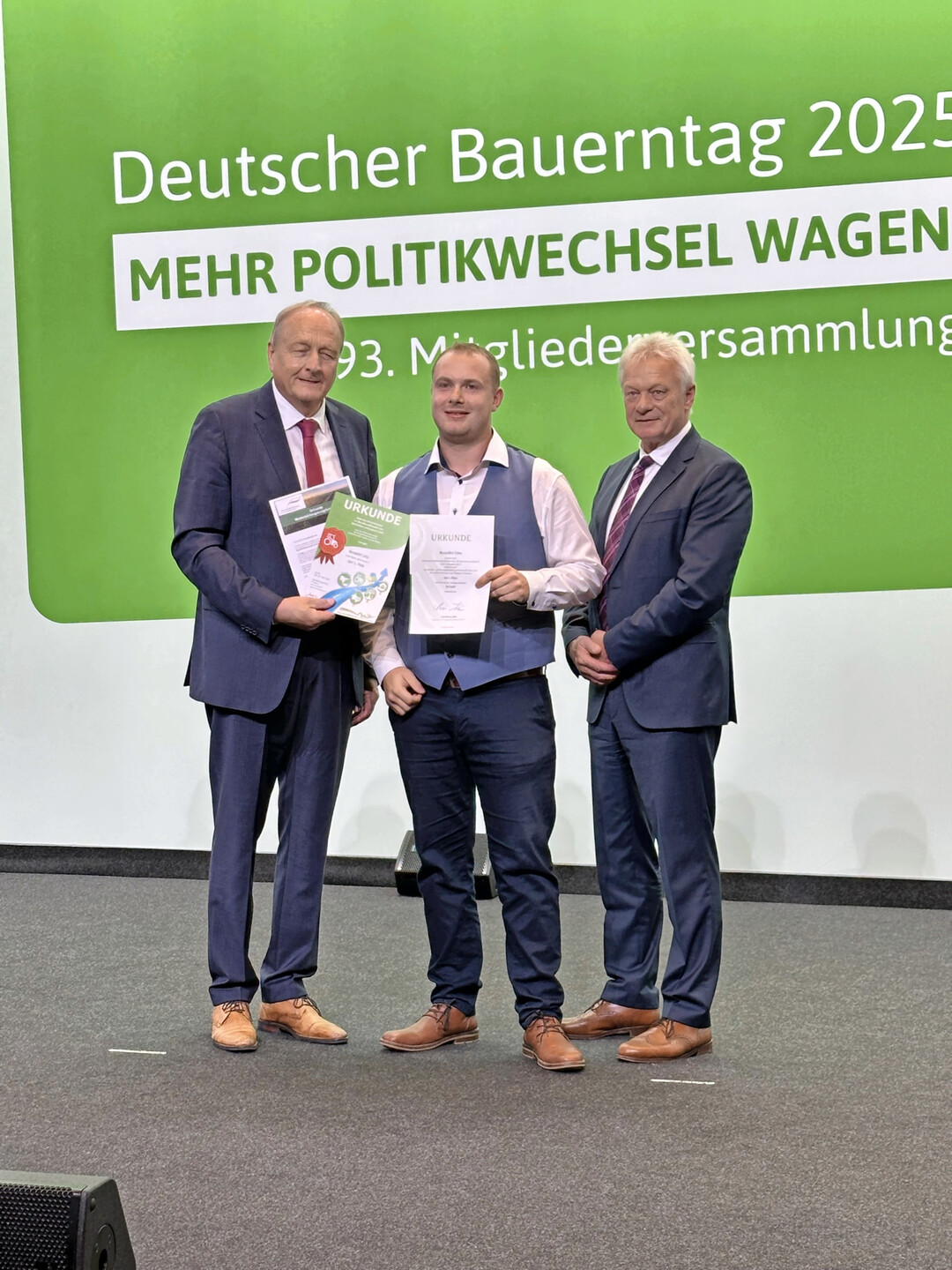 Benedikt G�tz (Mitte) hat f�r Baden-W�rttemberg die Sparte Landwirtschaft II gewonnen. DBV-Pr�sident Joachim Rukwied (l.) und Bundeslandwirtschaftsminister Alois Rainer (r.) gratulieren.