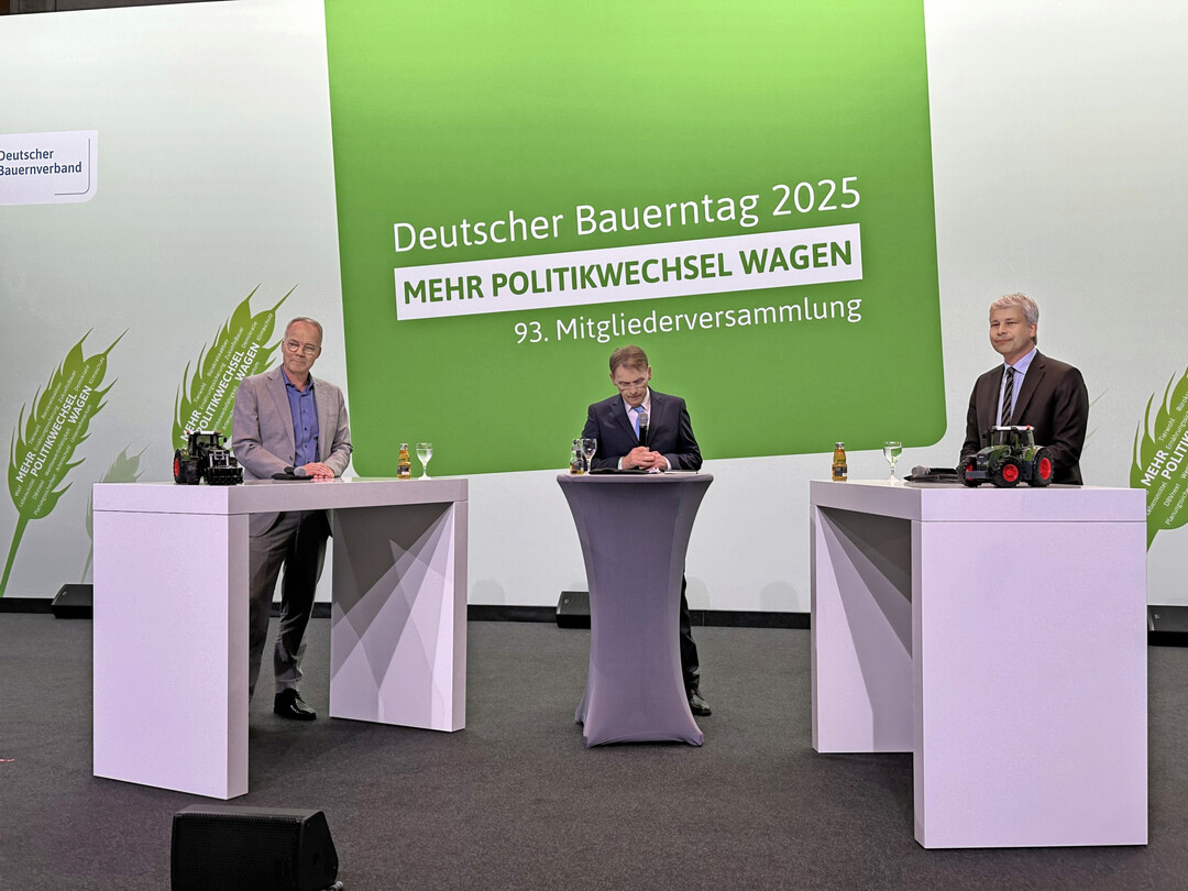 Der Fraktionsvorsitzende der SPD, Dr. Matthias Miersch (l.), und der stellvertretende Fraktionsvorsitzende der CDU/CSU, Steffen Bilger (r.), diskutieren auf dem Deutschen Bauerntag unter Moderation von Thomas Kreutzmann.