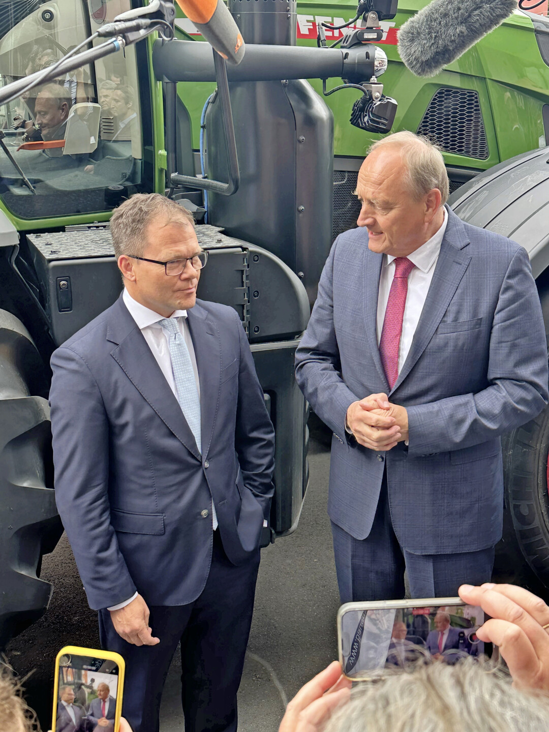Deutscher Bauerntag 2025 in Berlin: DBV-Präsident Joachim Rukwied trifft Bundesumweltminister Carsten Schneider (l.).