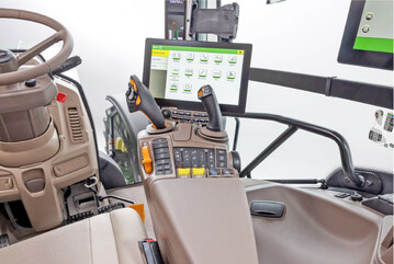 Die 6R Serie mit dem neuen G5Plus CommandCenter. Dieses ist laut John Deere 12,8 Zoll gro�.