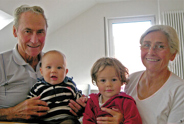 Enkelkinder und Gro�eltern sind in den meisten F�llen eine tolle und sehr wertvolle Kombination.