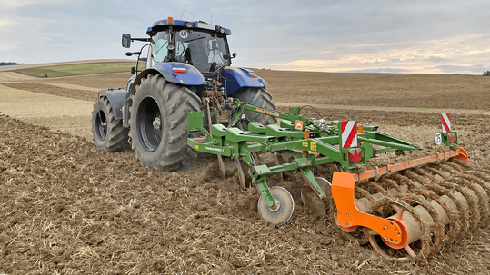 Für einen beschleunigten Strohabbau können im zweiten Arbeitsdurchgang Schwergrubber gut geeignet sein.
