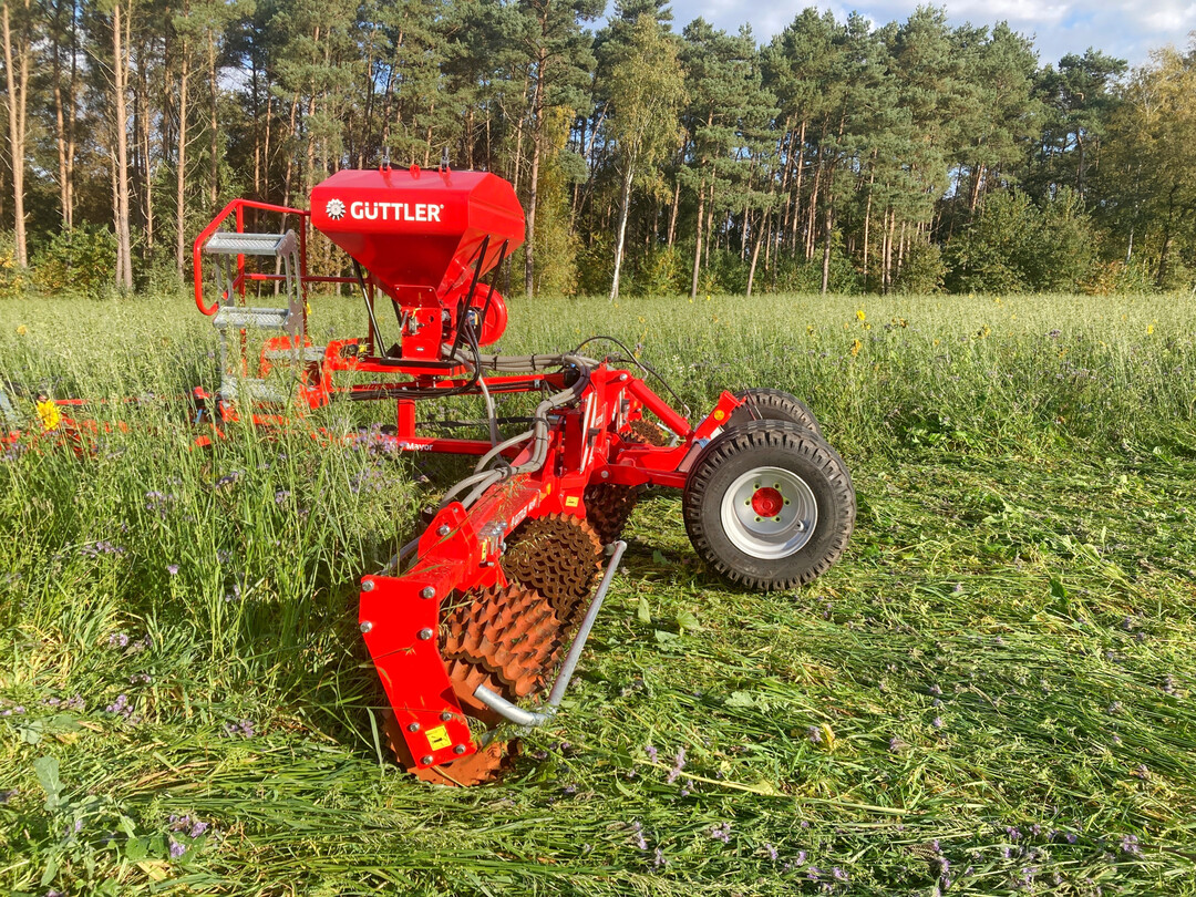 Vor dem Verholzen der ZWF sollte man diese mit einer Prismenwalze umwalzen und zerkleinern. 