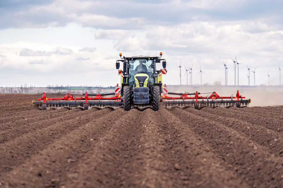 Für einfachen Transport und platzsparende Lagerung ist der Rahmen fünfteilig klappbar und kommt auf so auf 2,95 Meter Transportbreite.