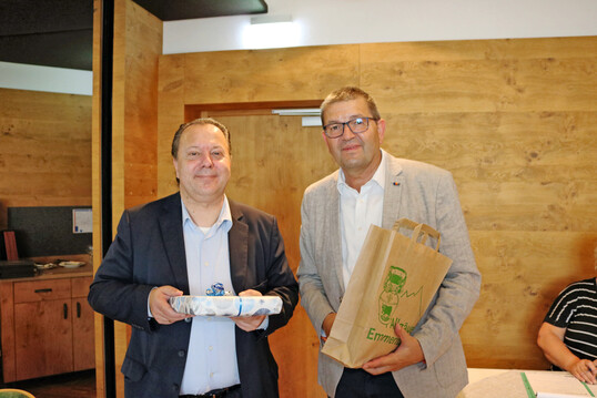 Ein Dankeschön für Gastredner Sascha Siegel (links), EEX, überreichte Clemens Rück, Geschäftsführer der Kemptener Börse.