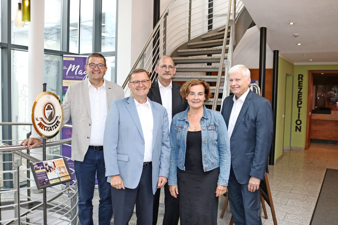 Neuer Vorstand: Ulrich Kraut (2. v. l.) wurde als neuer Vorsitzender der Süddeutschen Butter- und Käse-Börse e. V. in Kempten gewählt. Er folgt im Amt Dr. Markus Albrecht (Mitte), der zusammen mit Ludwig Huber (r.) vom Genossenschaftsverband Bayern und Susanne Glasmann, Milch.Bayern e. V., den Vorstand zuletzt geführt hatte. Nicht auf dem Bild ist Dr. Karl Kunz, der neue stellvertretende Vorsitzende.