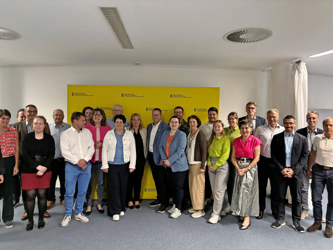 Die Teilnehmenden des Runden Tisches �Gemeinsam Verantwortung �bernehmen� im Landwirtschaftsministerium in Stuttgart. Der Landesbauernverband war vertreten durch LBV-Vizepr�sident J�rgen Maurer sowie die Vorstandsmitglieder Juliane Vees, Christa Fuchs und Bauernschulleiterin Ivanka Seitz. 