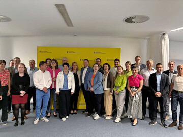 Die Teilnehmenden des Runden Tisches �Gemeinsam Verantwortung �bernehmen� im Landwirtschaftsministerium in Stuttgart. Der Landesbauernverband war vertreten durch LBV-Vizepr�sident J�rgen Maurer sowie die Vorstandsmitglieder Juliane Vees, Christa Fuchs und Bauernschulleiterin Ivanka Seitz. 