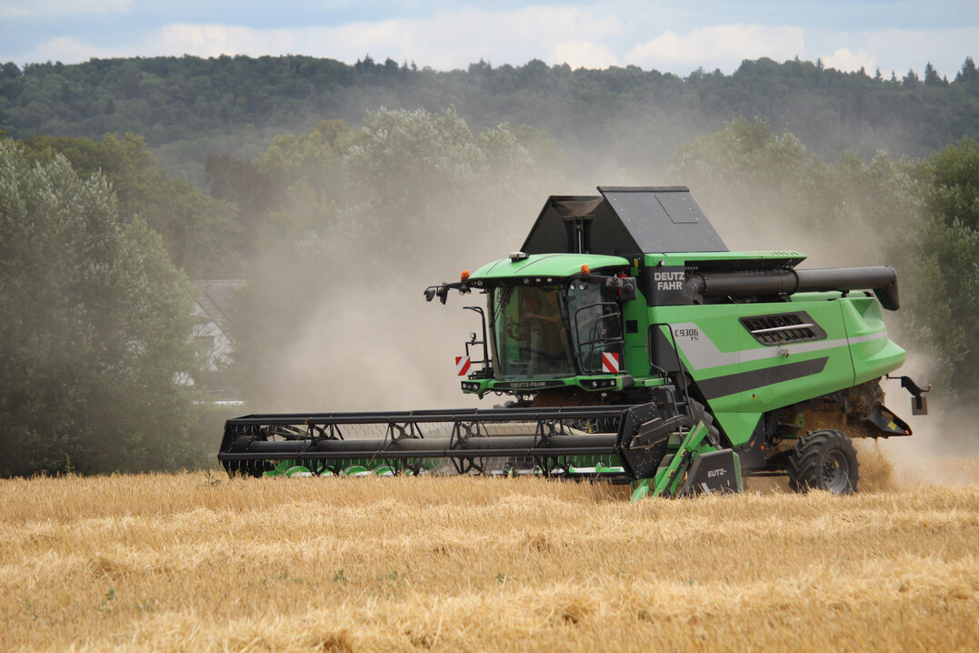 Wintergerstenernte auf der Haller Ebene. Es staubt gewaltig;  der fehlende Regen hat den Ertrag geschm�lert.