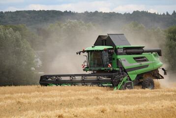 Wintergerstenernte auf der Haller Ebene. Es staubt gewaltig; der fehlende Regen hat den Ertrag geschm�lert.
