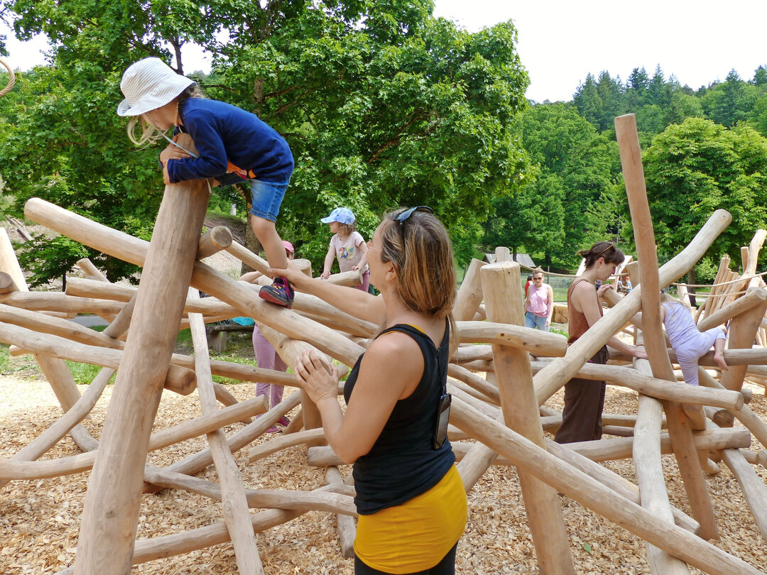 Klettern, was das Zeug h�lt, geht auf dem Waldspielplatz Saurucken im Naturpark Sch�nbuch.