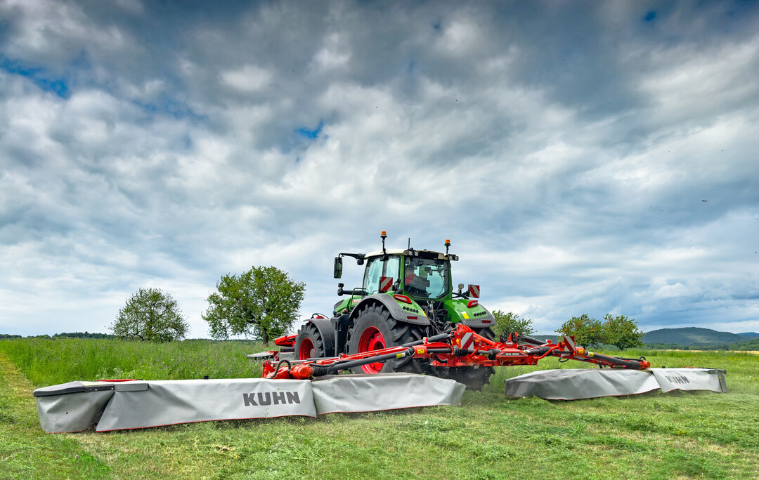 Das neue Scheibenm�hwerk von Kuhn kommt auf 14,5 Meter Arbeitsbreite.