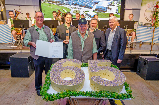 Gro�es Fest in Kimratshofen (v.l.n.r.): Vorstandsvorsitzender Andreas Steidele, Gesch�ftsf�hrer Michael Fischer, Altgesch�ftsf�hrer Hubert Dennenmoser, Aufsichtsratsvorsitzender Arthur Kolb, Ludwig Huber (Genossenschaftsverband Bayern), Musik im Hintergrund: 50 Meter Blech�