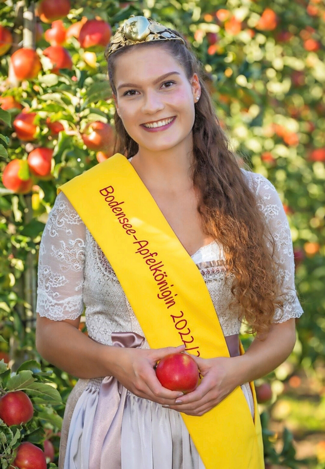 Neben ihrem Studium vertrat Jasmin als Apfelkönigin mit Herzblut die Bodenseeregion und reiste dafür durch ganz Deutschland.