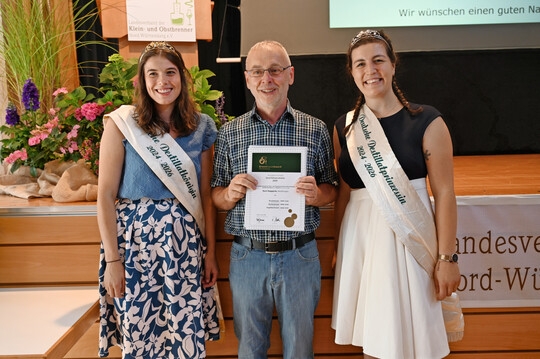 Viele Brenner ließen es sich nicht nehmen, sich gemeinsam mit den Destillathoheiten fotografieren zu lassen. Hier Kurt Hepperle mit seinen Urkunden.