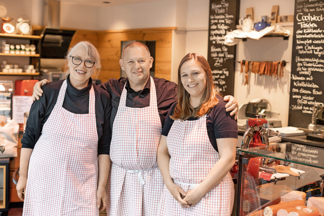 Manuela Grießhaber, Senior Karl-Heinz Grießhaber und Inhaberin Desirée Grießhaber-Vetter (v. l. n. r.) setzen auf höchste Tierwohlstandards und traditionelles Metzgerhandwerk.