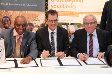 Vertragsunterzeichnung mit (v. l.) dem Pr�sidenten des kenianischen Bauernverbandes, Leonardo Kariuki, Entwicklungsminister Dr. Gerd M�ller und DBV-Vizepr�sident Werner Hilse.