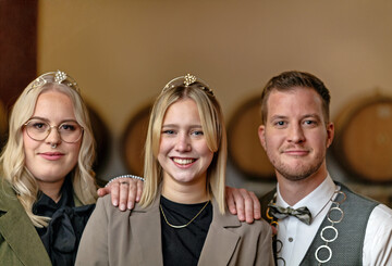 Die amtierenden Weinhoheiten: Weinprinzessin Ines Pfeiffer (links), Weink�nigin Kim Wei�flog (Mitte), Weinprinz Moritz Ocker (rechts)