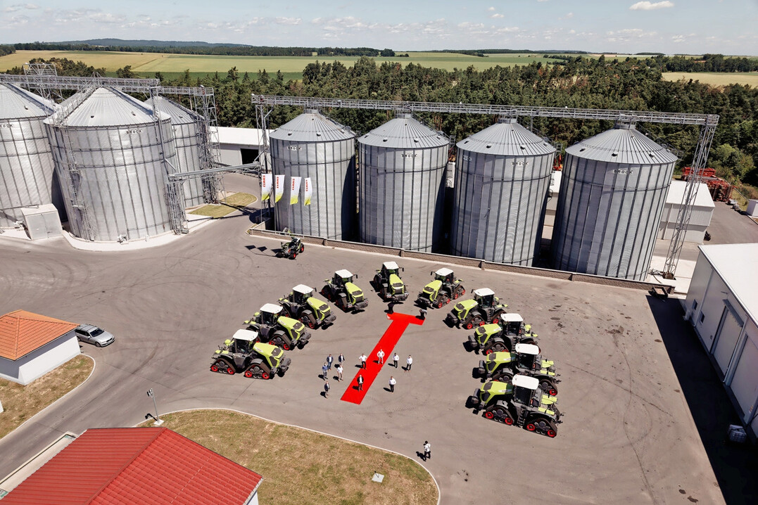 Großer Einzelauftrag nach Tschechien: Für die offizielle Übergabe wurden zehn der insgesamt siebzehn Xerion 12 Terra Trac am Rhea Standort in Stary Petrin-Safov aufgefahren.