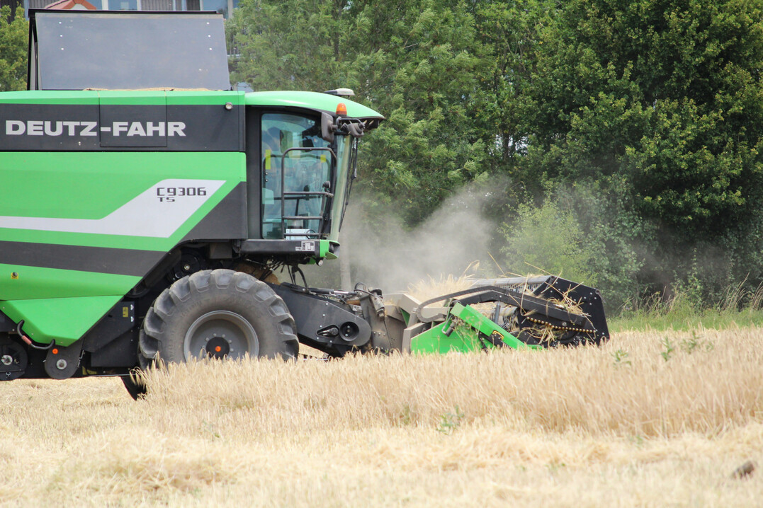 Ein Bild aus vergangenen Tagen: Das Foto entstand in der ersten Julih�lfte beim Drusch eines Gerstenschlags in Hohenlohe. Damals war es staubtrocken. In der zweiten Monatsh�lfte war es meist zu nass f�r den Drusch.   