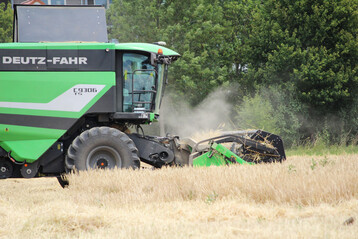 Ein Bild aus vergangenen Tagen: Das Foto entstand in der ersten Julih�lfte beim Drusch eines Gerstenschlags in Hohenlohe. Damals war es staubtrocken. In der zweiten Monatsh�lfte war es meist zu nass f�r den Drusch. 