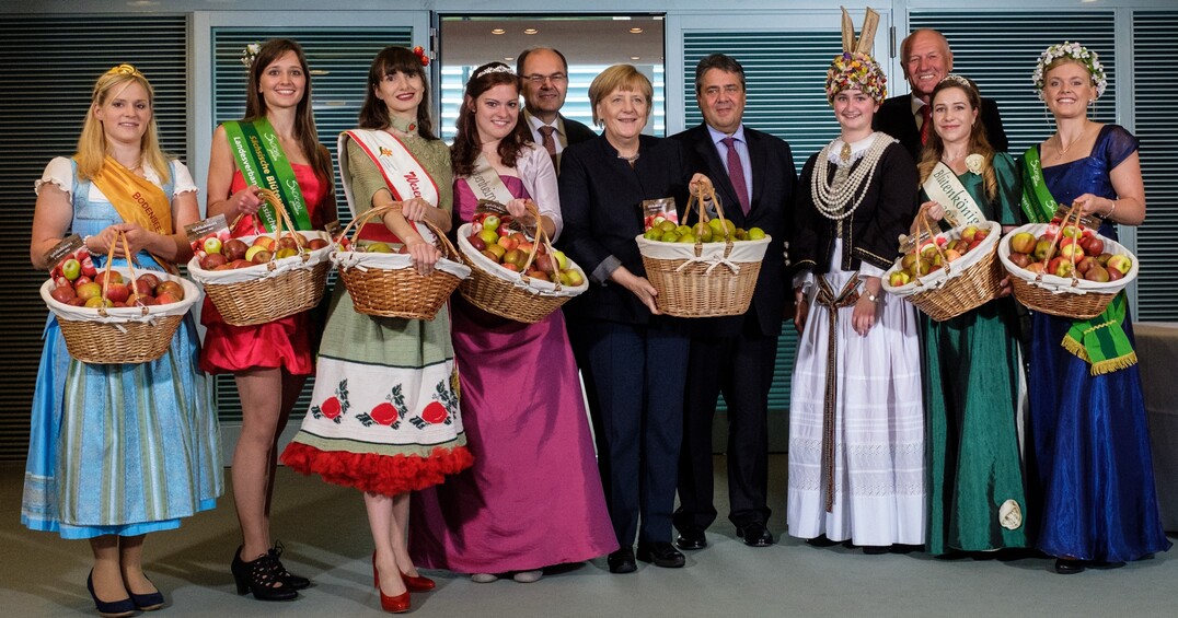 Zu Besuch im Bundeskanzleramt (v. l.): Sabrina Heiß (Apfelkönigin Baden-Württemberg), Laura Kirschner (Blütenprinzessin Sachsen & Sachsen-Anhalt), Lisa Grodek (Apfelkönigin Brandenburg), Sarah Wiegershaus (Meckenheimer Blütenkönigin), Christian Schmidt (Bundesminister für Ernährung und Landwirtschaft), Dr. Angela Merkel (Bundeskanzlerin), Sigmar Gabriel (Bundesminister für Wirtschaft und Energie), Hilke Lösing (Altländer Blütenkönigin), Manfred Nüssel (DRV-Präsident), Luisa Heinrich (Apfelblütenkönigin Mecklenburg-Vorpommern), Janett Schnabel (Apfelkönigin Sachsen).