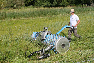 Naturschutz: Ein von Hand geführter Mähbalken mit Stachelrädern leistet gute Dienste auf Feuchtwiesen. In der neuen Runde des Interessenbekundungsverfahrens sind nur Maschinen und Geräte der Kategorie A.1 zur Bewirtschaftung wiedervernässter oder nasser Moorböden förderfähig.