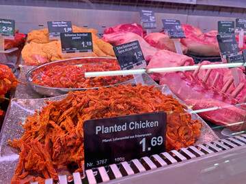 Veganes Fleisch in der Theke der Metzgerei.