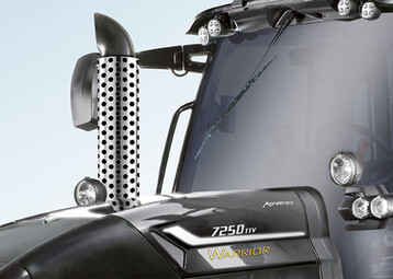 Das schwarze Sondermodell 7250 TTV Warrior leistet bis zu 263 PS Deutz-Motoren. 