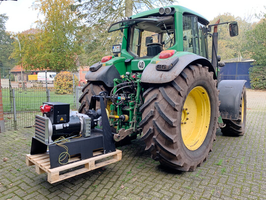 1 F�r den Betrieb eines zapfwellenangetriebenen Notstromaggregats wird ein ausreichend starker Schlepper ben�tigt.